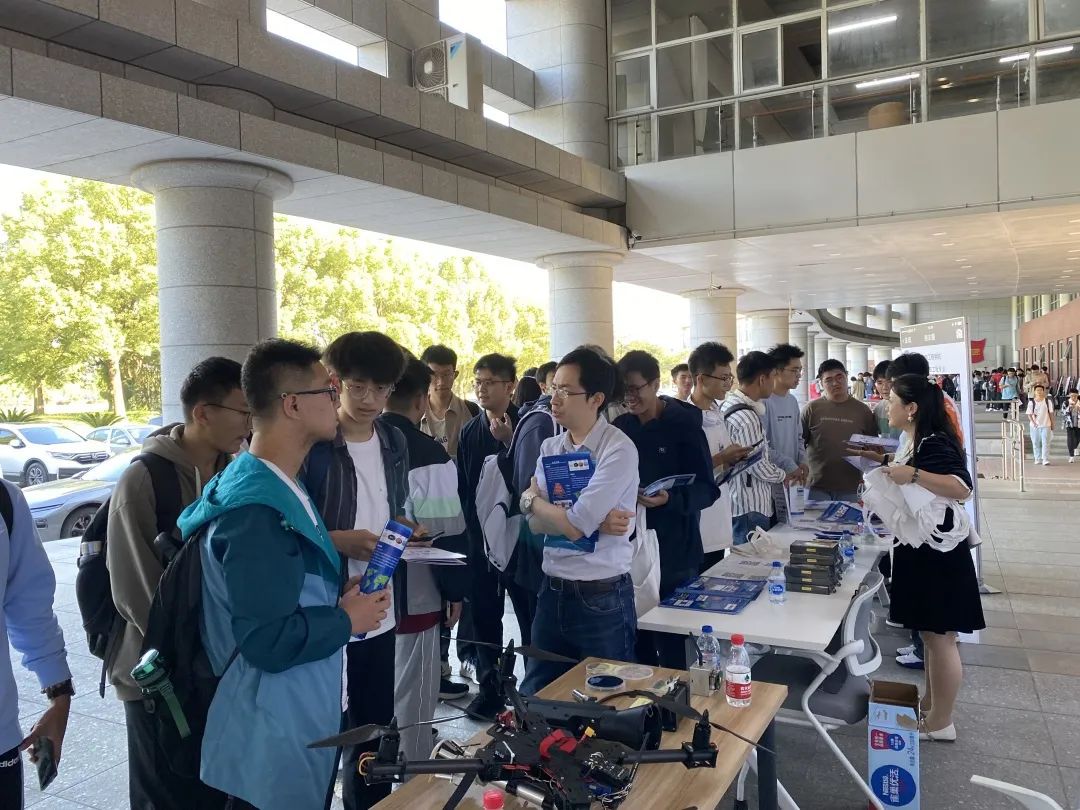 图3 金涵老师为同学介绍专业情况.jpg